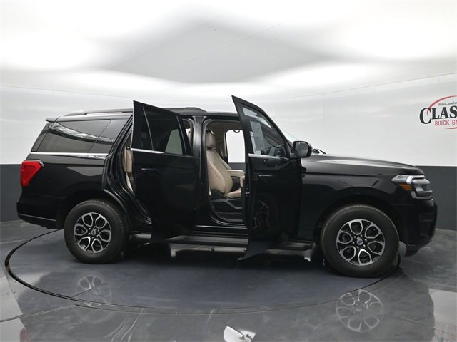 Used 2023 Ford Expedition XLT image 33