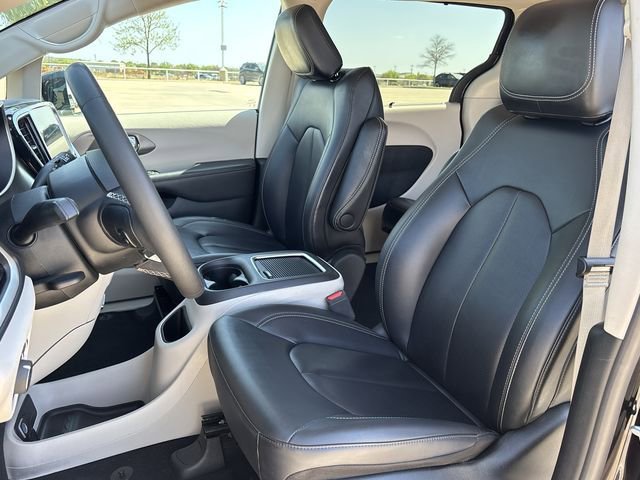 Used 2024 Chrysler Pacifica Touring-L image 24