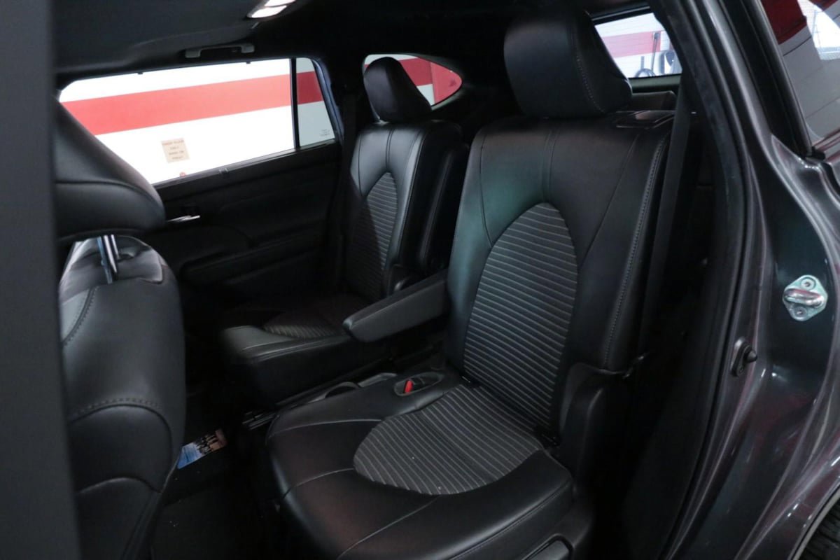 Used 2022 Toyota Highlander XSE FWD image 12
