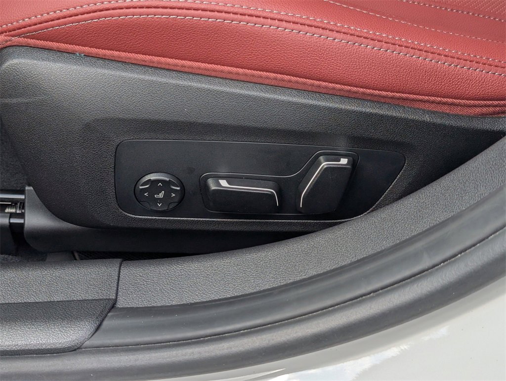 Used 2025 BMW 330i xDrive Sedan w/ Premium Package image 15