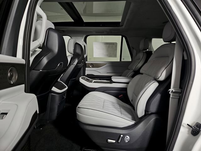 New 2026 Lincoln Navigator L Black Label AWD/4WD image 9