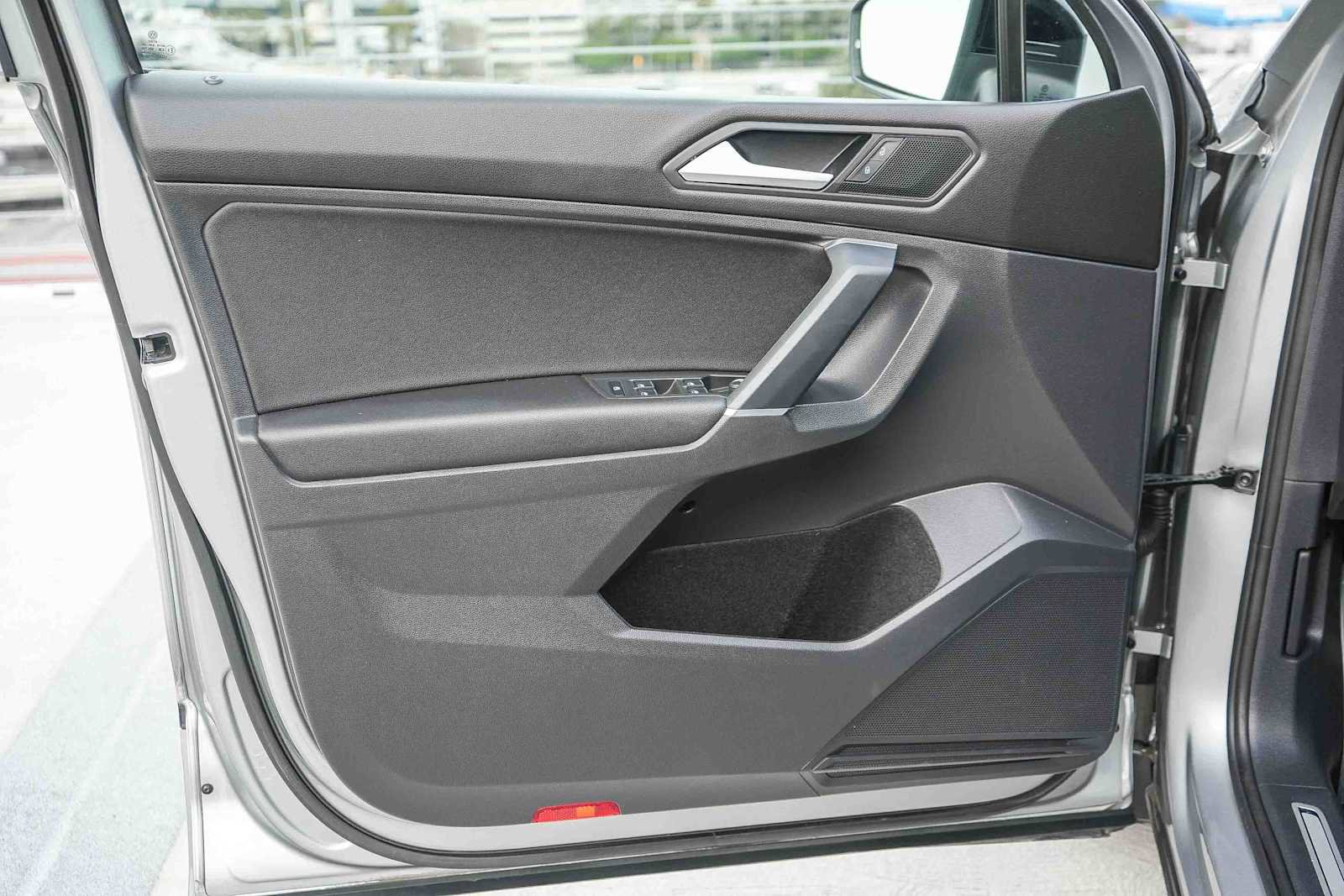 Used 2020 Volkswagen Tiguan SE R-Line image 18