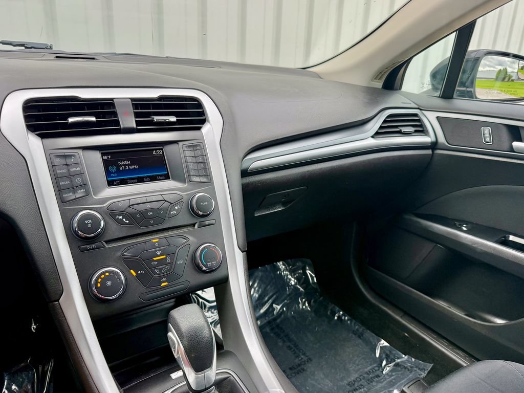 Used 2015 Ford Fusion SE FWD image 21