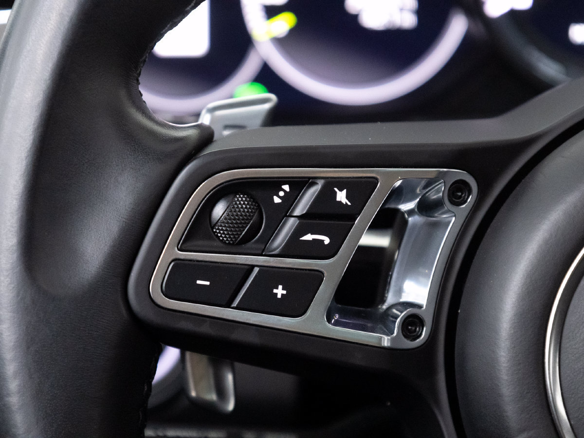 Certified 2023 Porsche Cayenne Turbo S AWD/4WD image 24