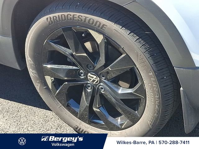 Certified 2023 Volkswagen Taos SE w/ Black Wheel Package AWD/4WD image 9