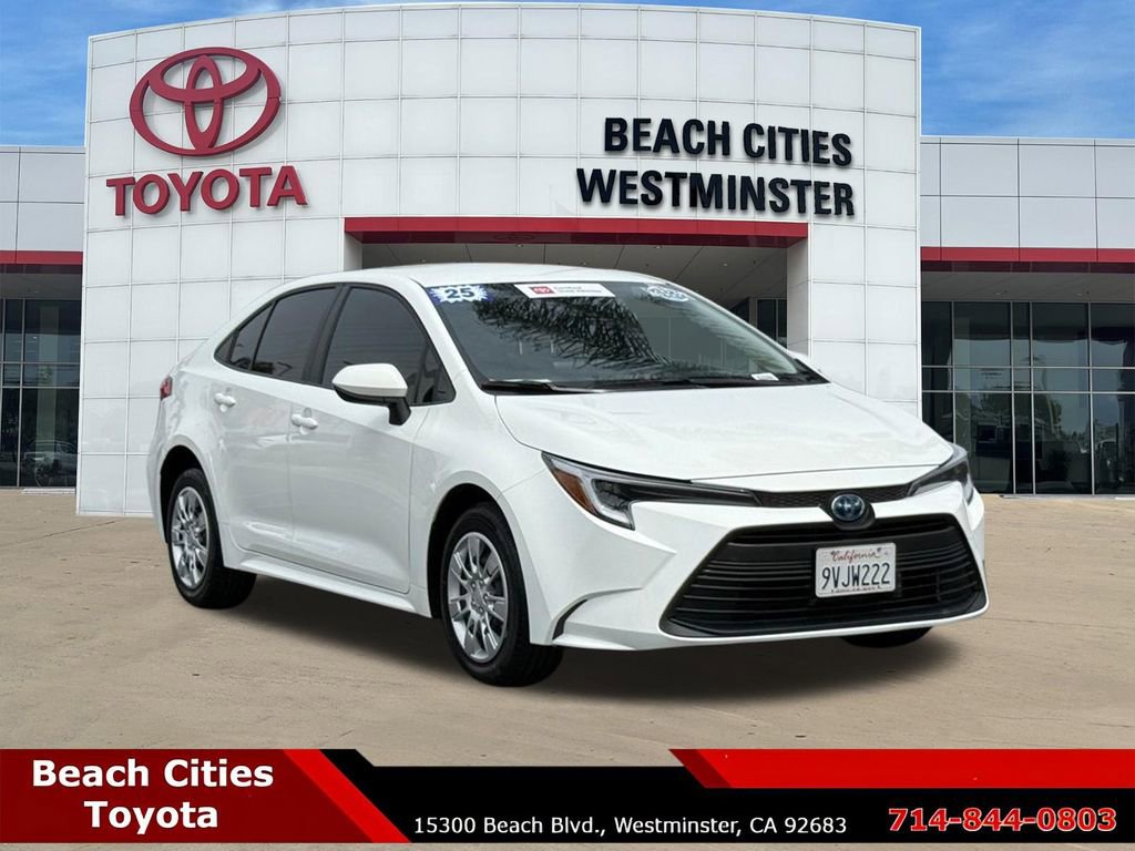 Used 2025 Toyota Corolla LE w/ Convenience Package image 2