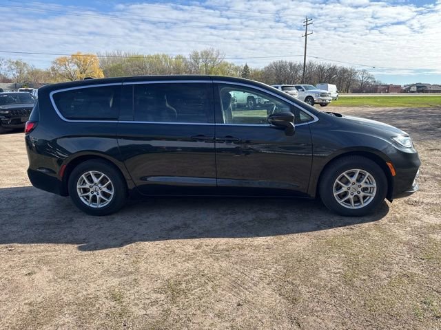 Used 2023 Chrysler Pacifica Touring-L FWD image 12