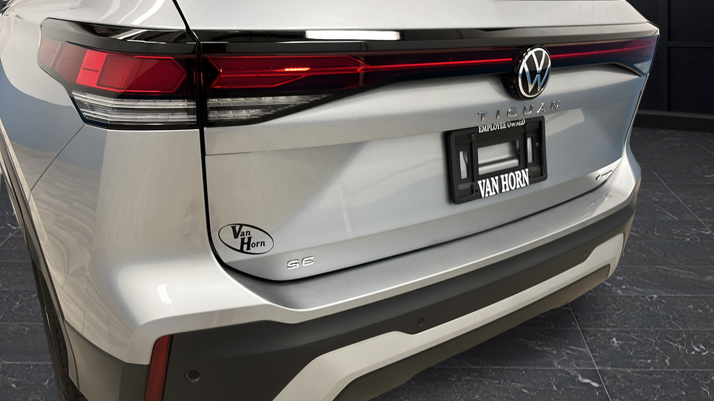 Used 2025 Volkswagen Tiguan SE w/ Panoramic Sunroof Package AWD/4WD image 36