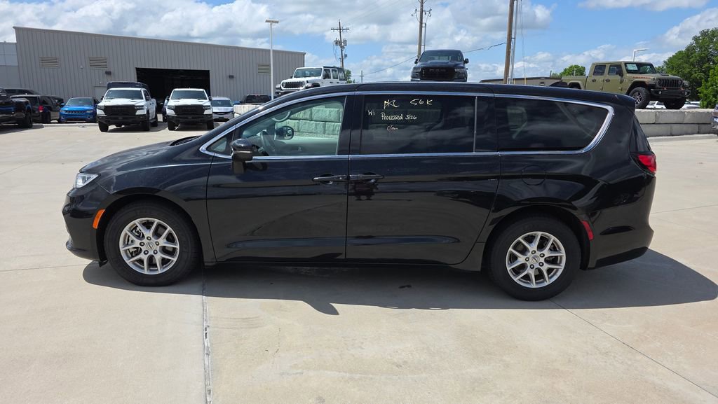Used 2023 Chrysler Pacifica Touring-L FWD video 2