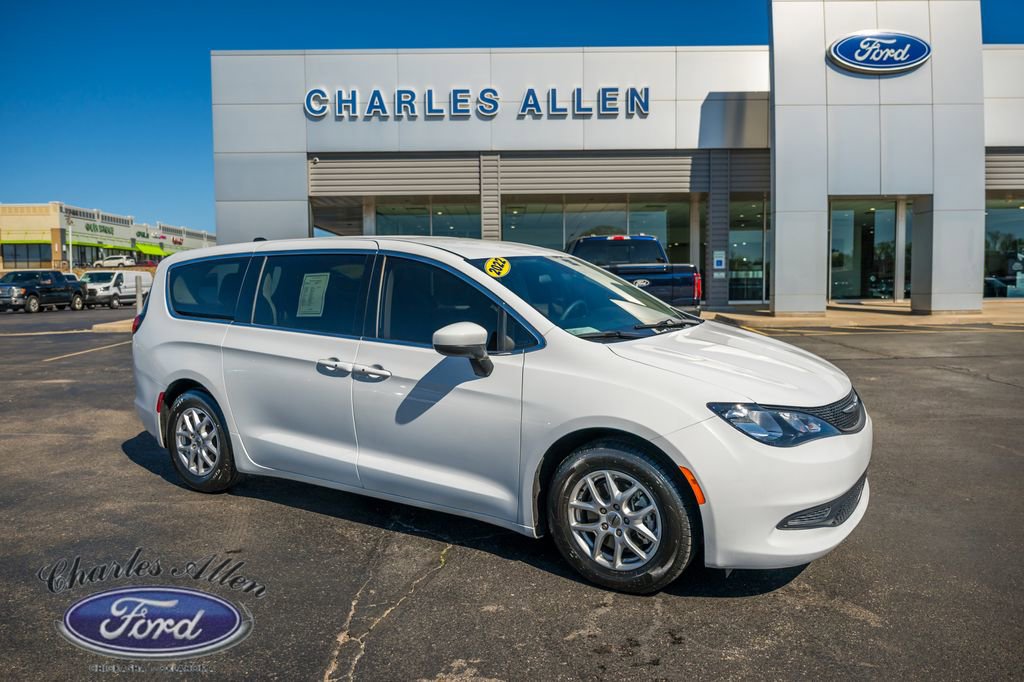 Used 2022 Chrysler Voyager LX image 1