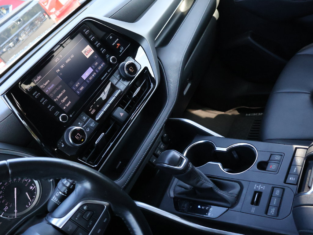 Used 2020 Toyota Highlander XLE AWD/4WD image 20