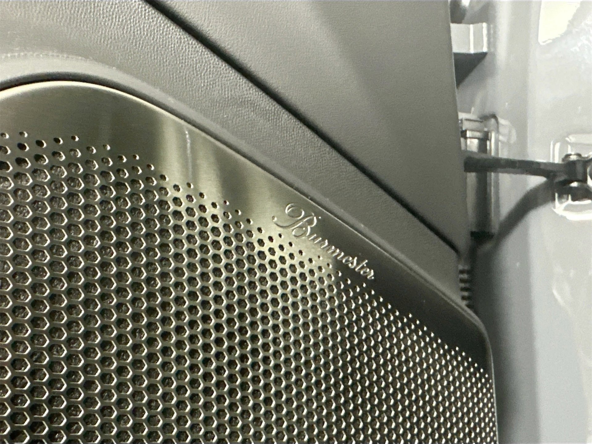 Certified 2025 Porsche Macan Turbo Electric image 33