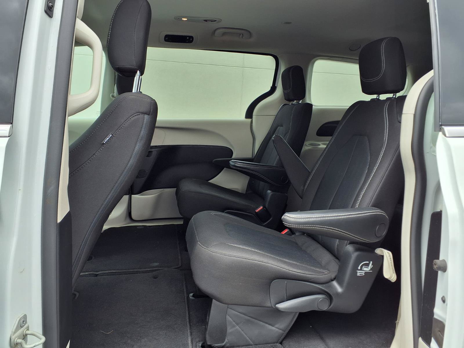 Used 2022 Chrysler Voyager LX FWD image 14
