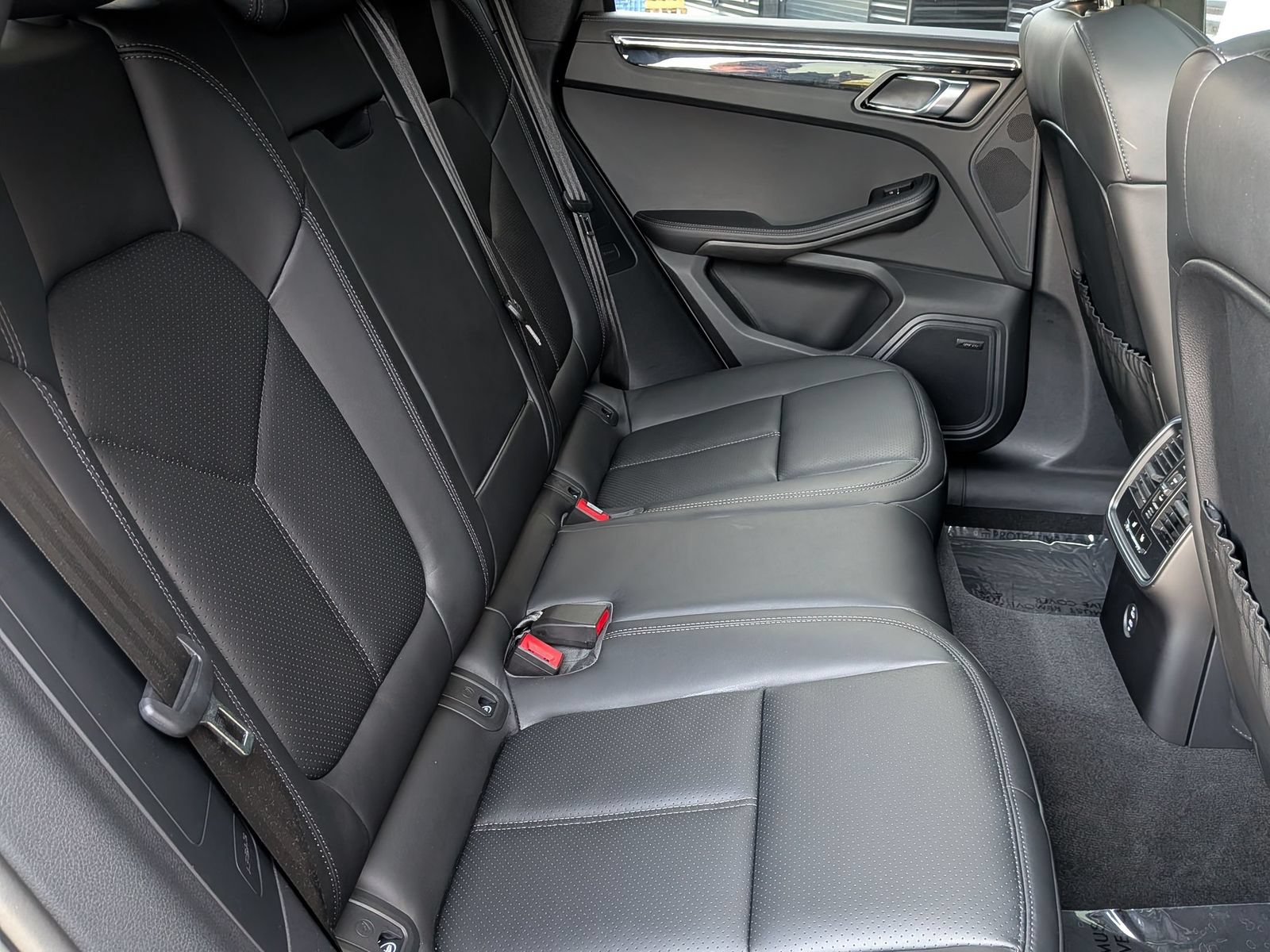 Certified 2026 Porsche Macan Turbo AWD/4WD image 25