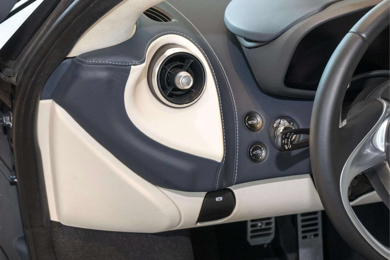 Used 2023 McLaren GT RWD image 18
