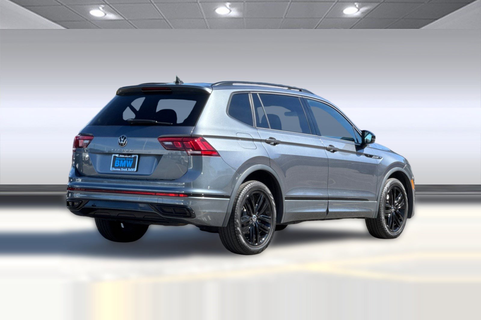 Used 2022 Volkswagen Tiguan SE R-Line image 8