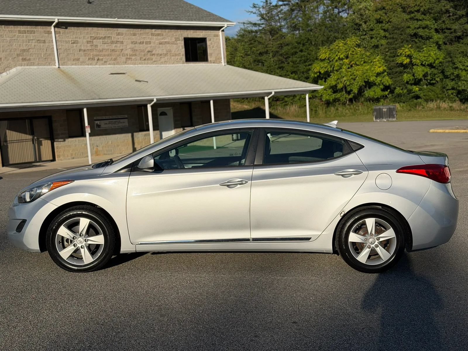 Used 2013 Hyundai Elantra GLS FWD image 2