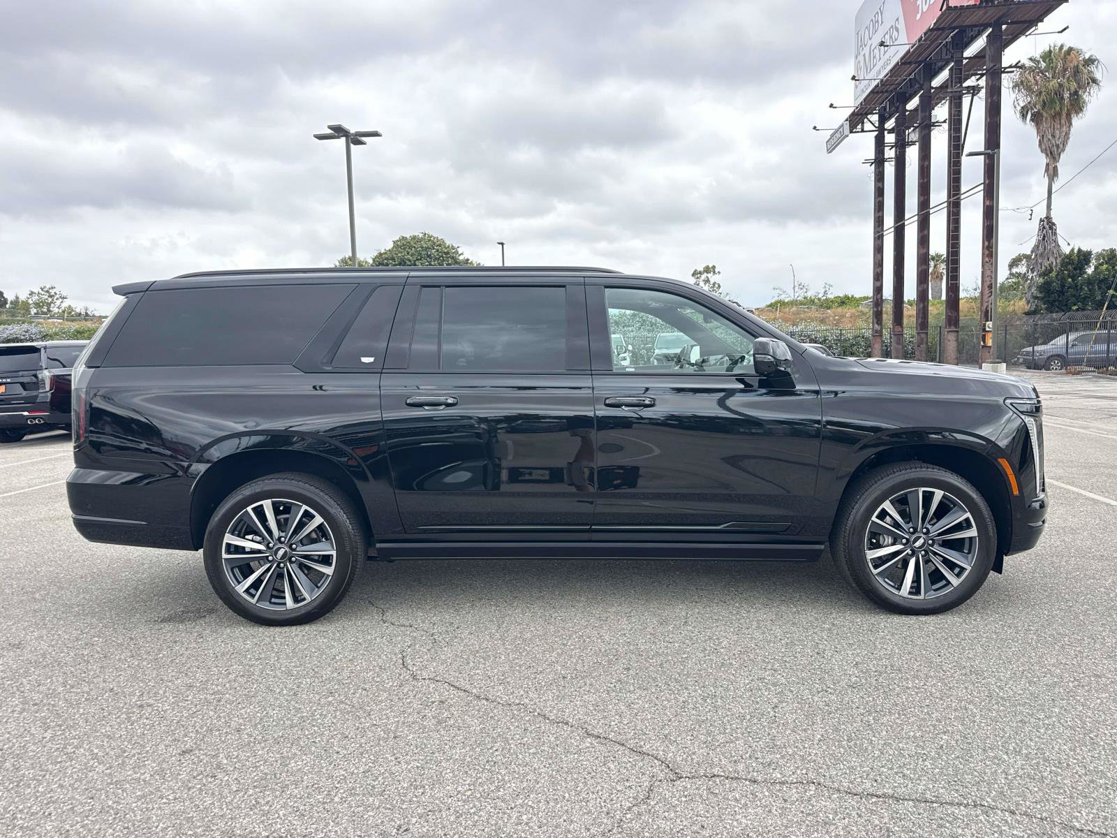 Used 2025 Cadillac Escalade ESV Sport AWD/4WD image 2