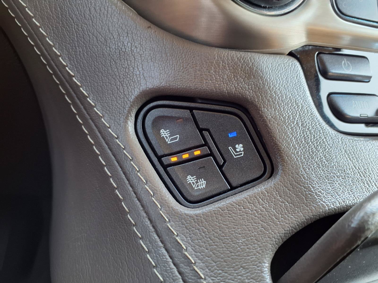 Used 2019 GMC Yukon XL Denali AWD/4WD image 11