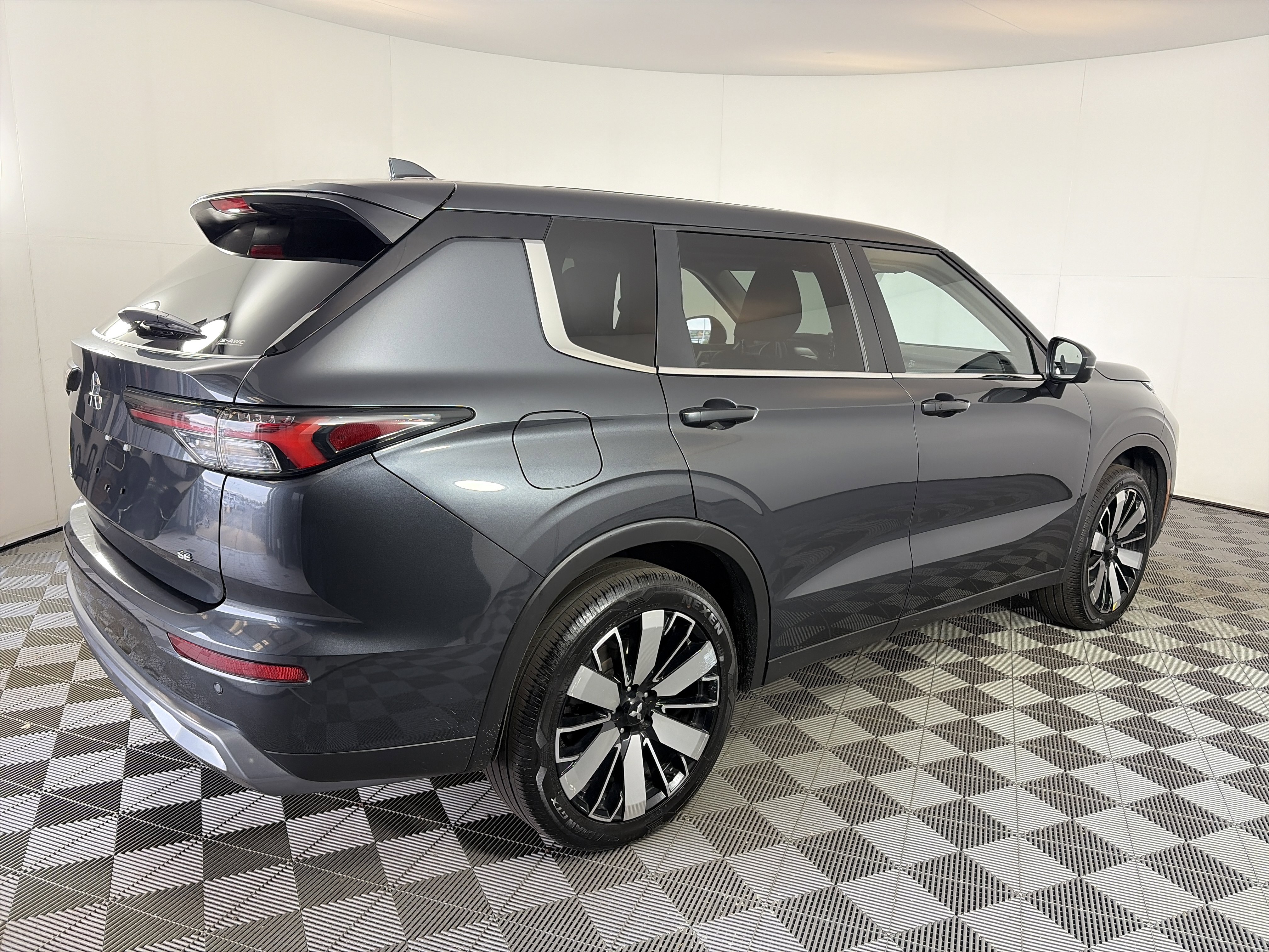 Used 2025 Mitsubishi Outlander SE AWD/4WD image 11