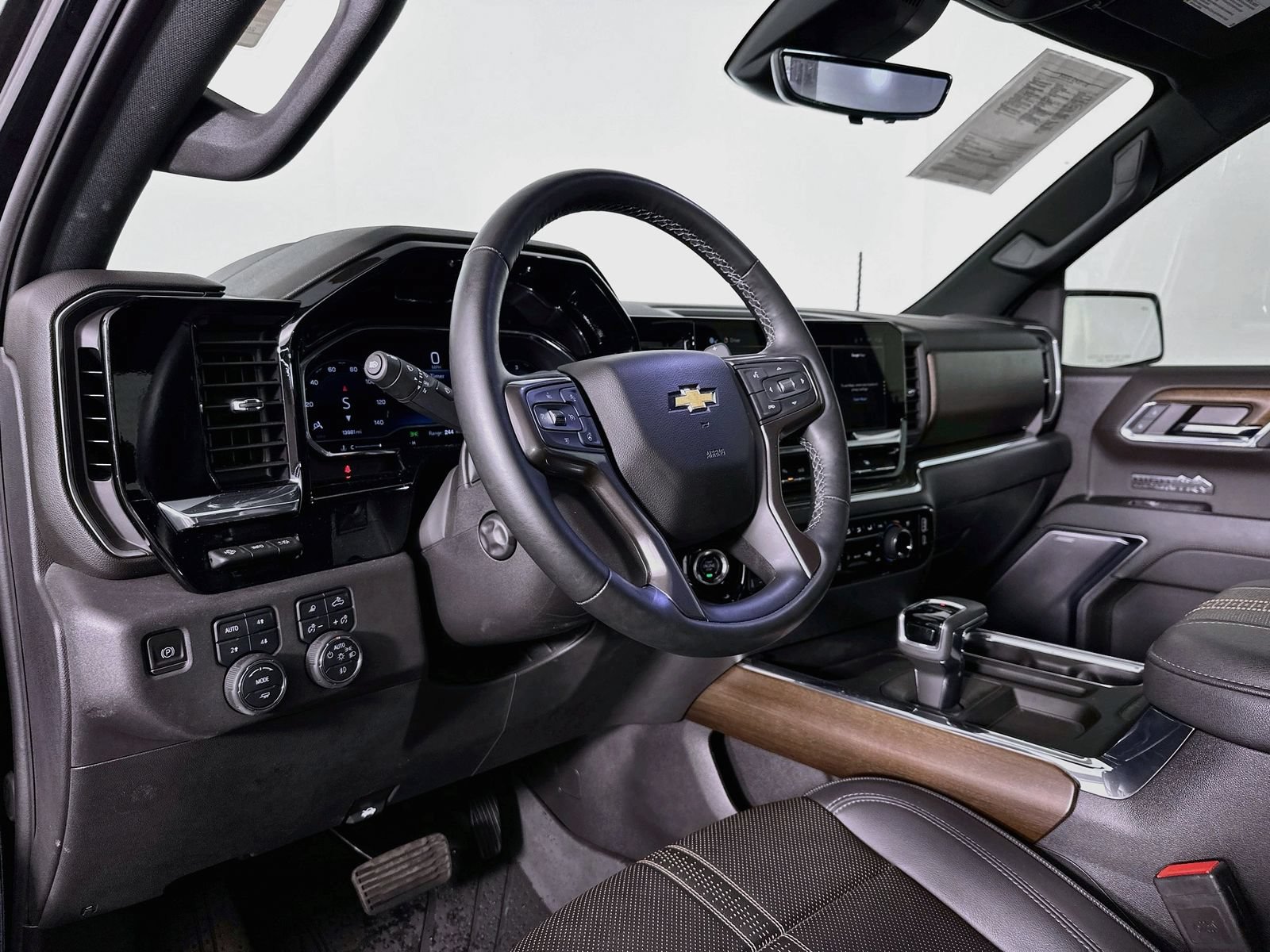Used 2024 Chevrolet Silverado 1500 High Country w/ Technology Package AWD/4WD image 10
