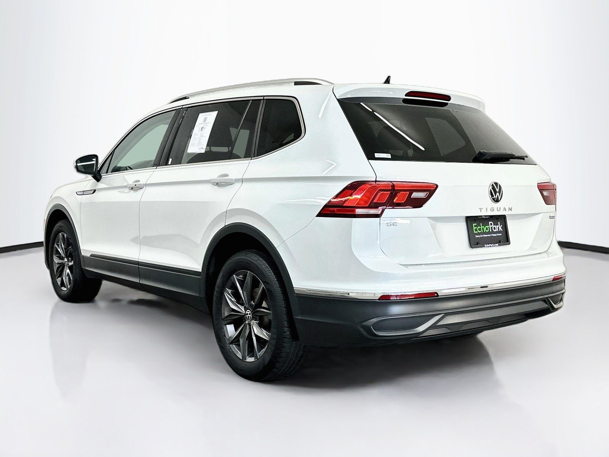 Used 2023 Volkswagen Tiguan SE w/ Panoramic Sunroof Package AWD/4WD image 5
