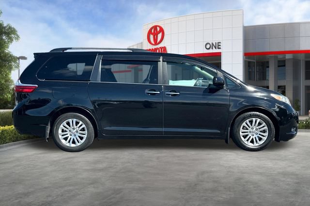 Used 2016 Toyota Sienna XLE w/ XLE Navigation Package FWD image 3