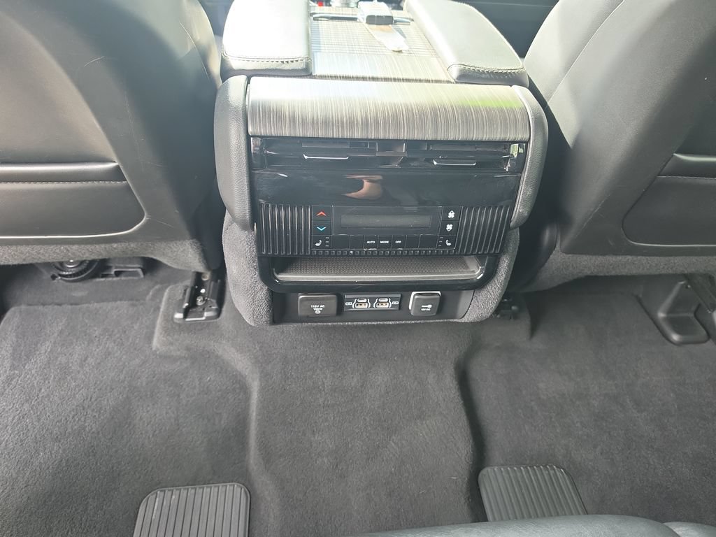 Used 2024 Jeep Wagoneer L Series II w/ Flexible Seating Group AWD/4WD image 25