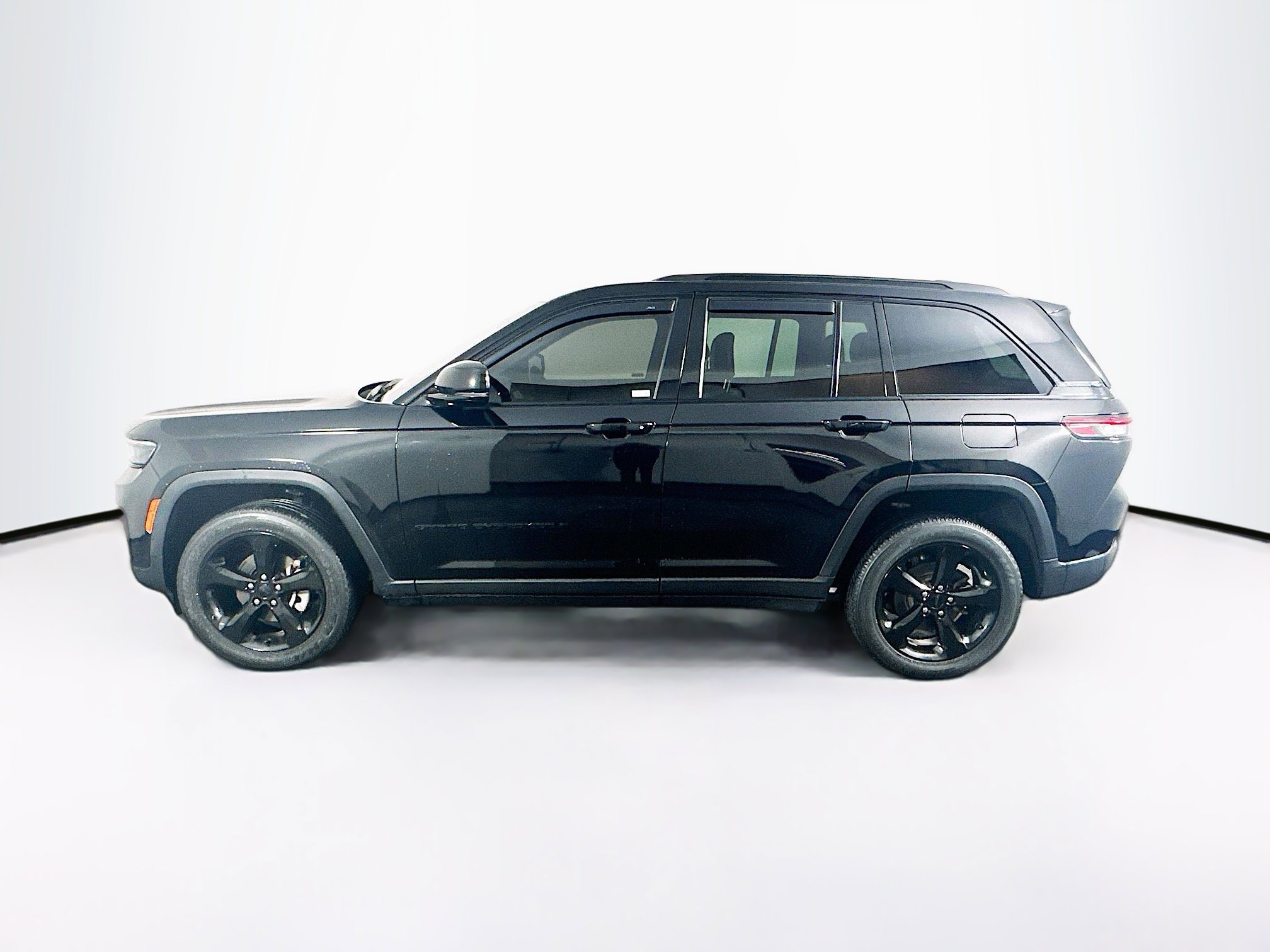 Used 2023 Jeep Grand Cherokee Altitude AWD/4WD image 4