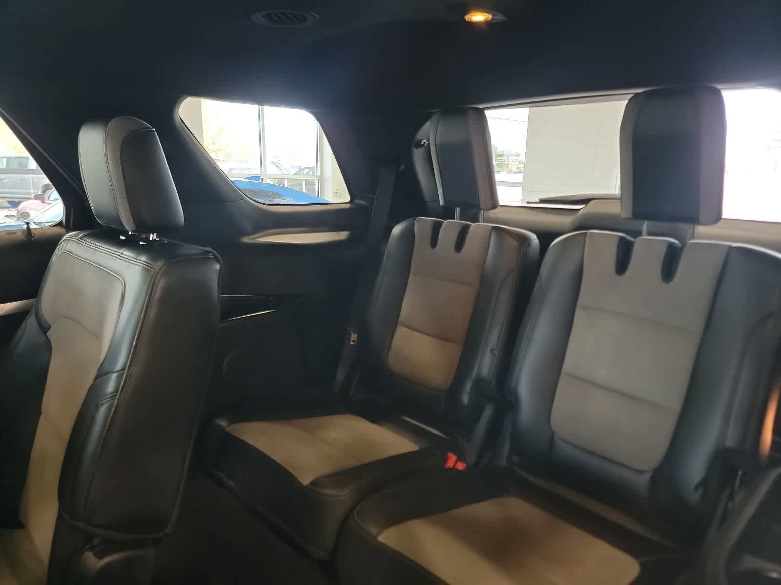 Used 2017 Ford Explorer XLT w/ Equipment Group 202A AWD/4WD image 26
