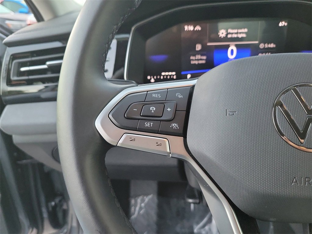 Used 2025 Volkswagen Jetta SE w/ Black Wheel Package image 18