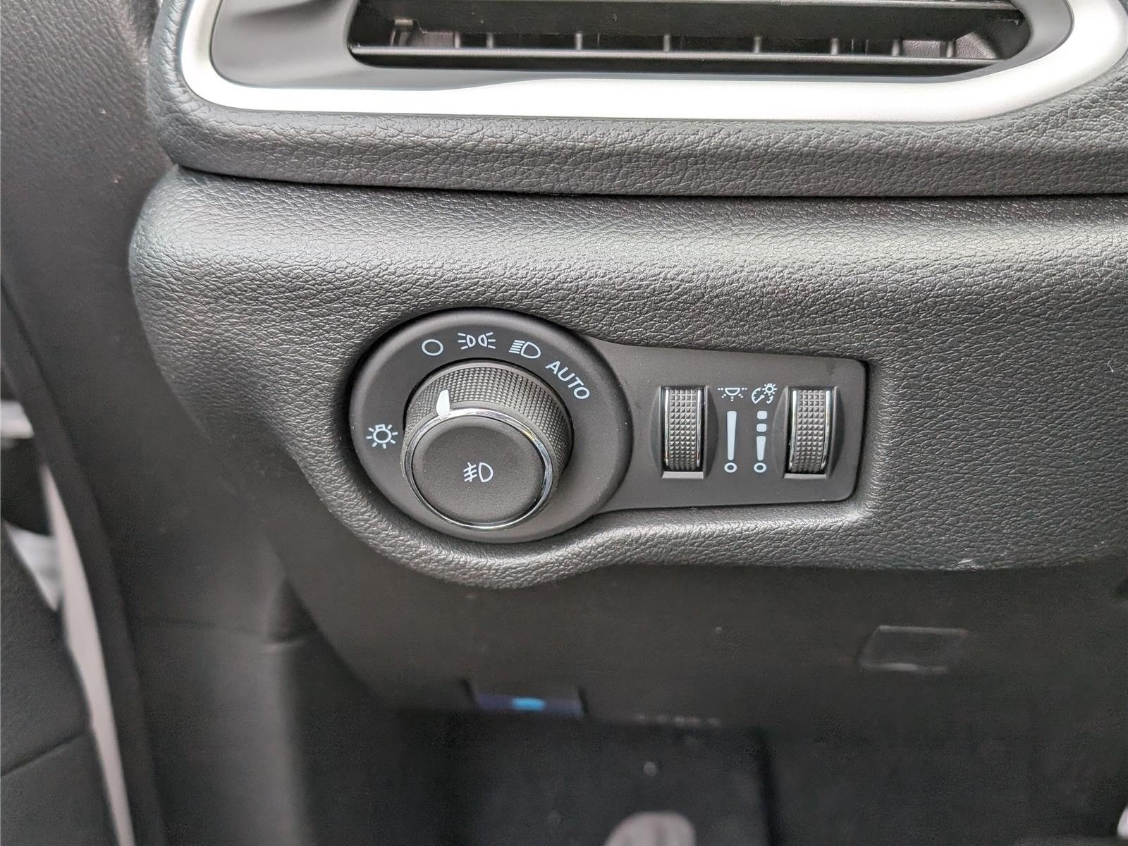 New 2026 Chrysler Pacifica Select FWD image 17