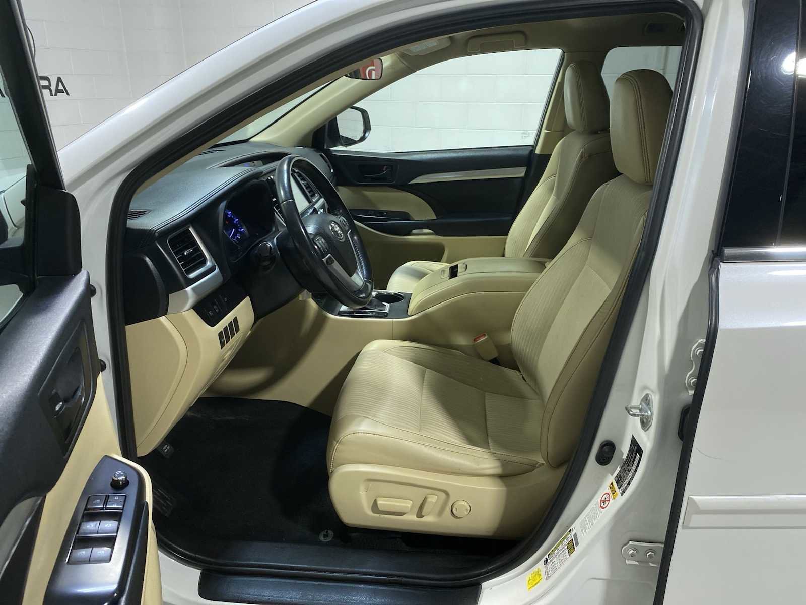 Used 2019 Toyota Highlander Plus AWD/4WD image 2