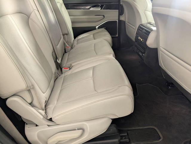 Used 2024 Jeep Wagoneer 2WD image 31