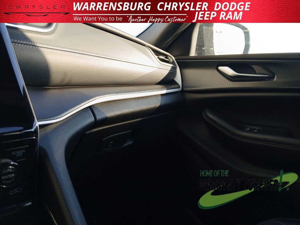 Used 2023 Jeep Grand Cherokee L Laredo image 32