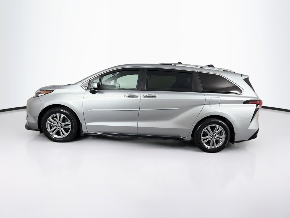 Used 2023 Toyota Sienna Platinum AWD/4WD image 6