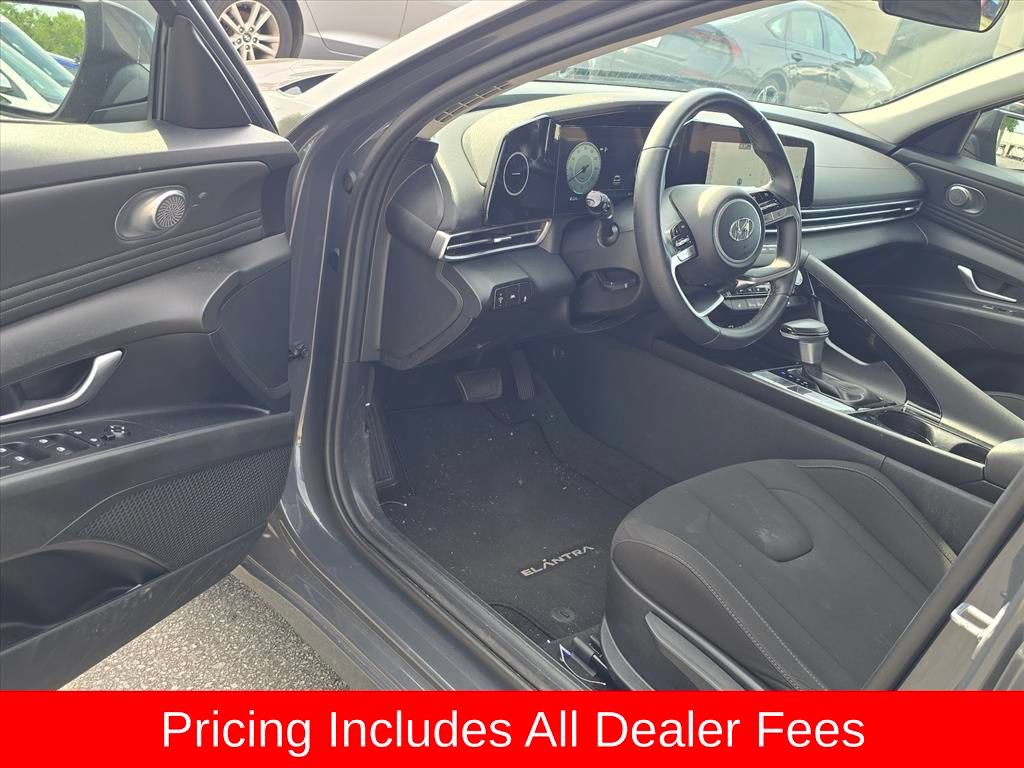 Used 2023 Hyundai Elantra SEL w/ Convenience Package FWD image 4
