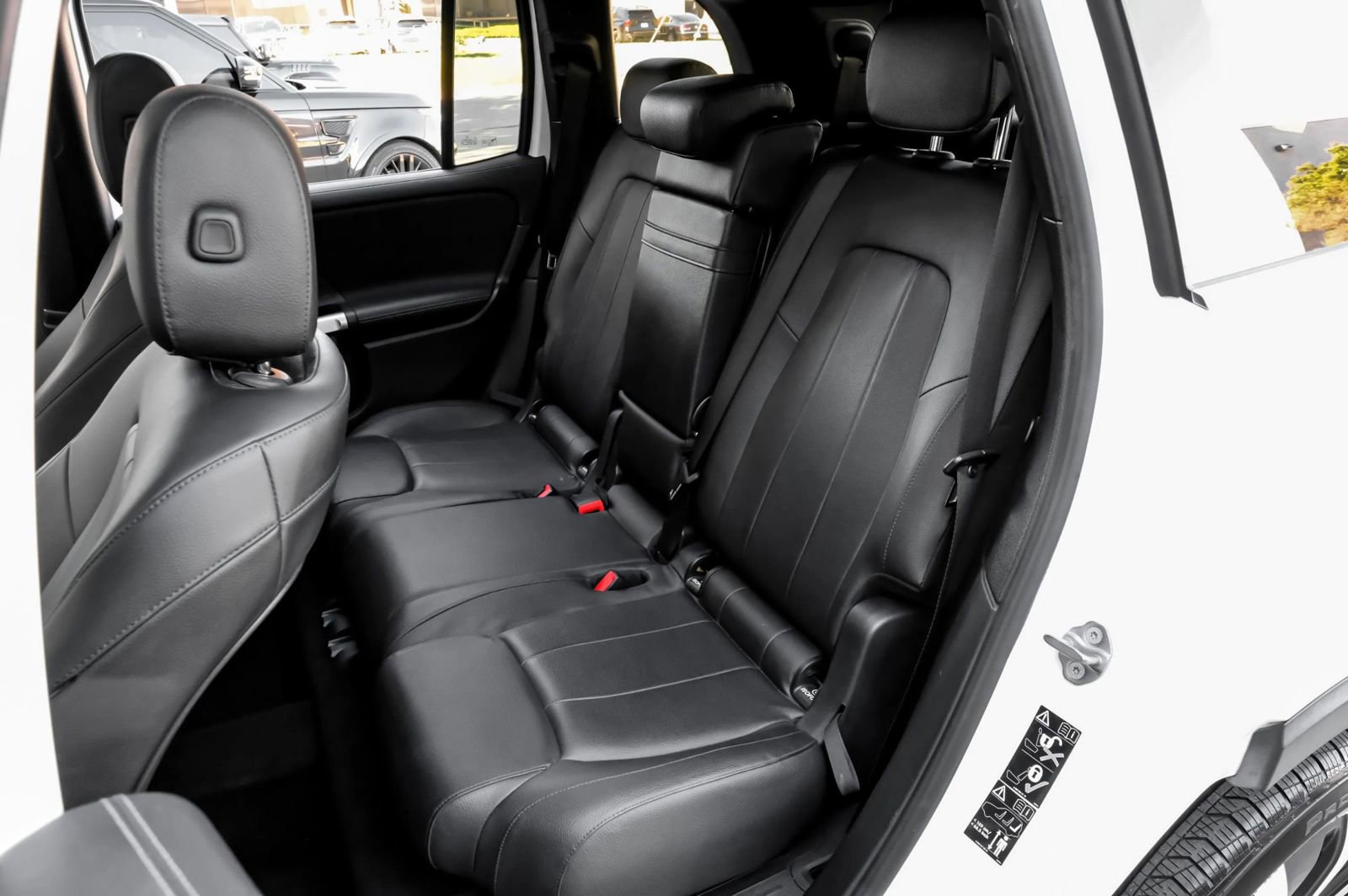 Used 2021 Mercedes-Benz GLB 250 4MATIC w/ Premium Package image 39
