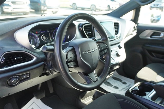 Used 2022 Chrysler Pacifica Touring image 21