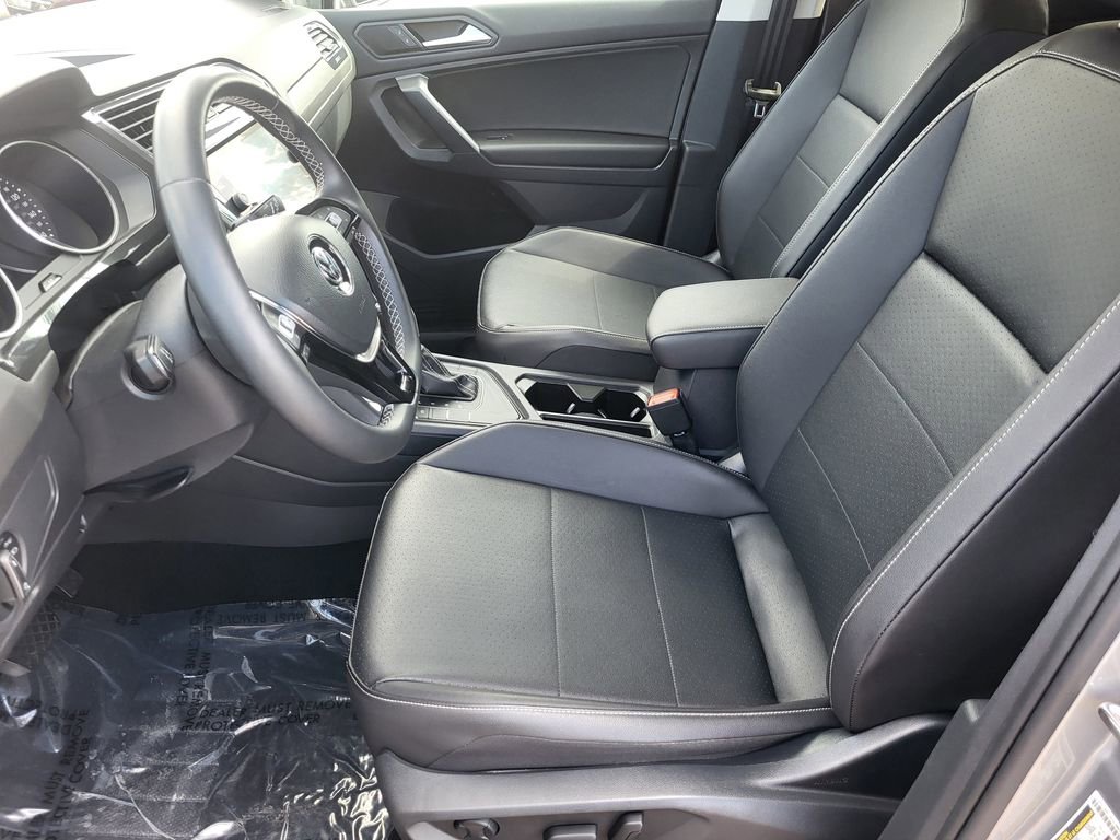 Used 2021 Volkswagen Tiguan SE w/ Panoramic Sunroof Package image 20