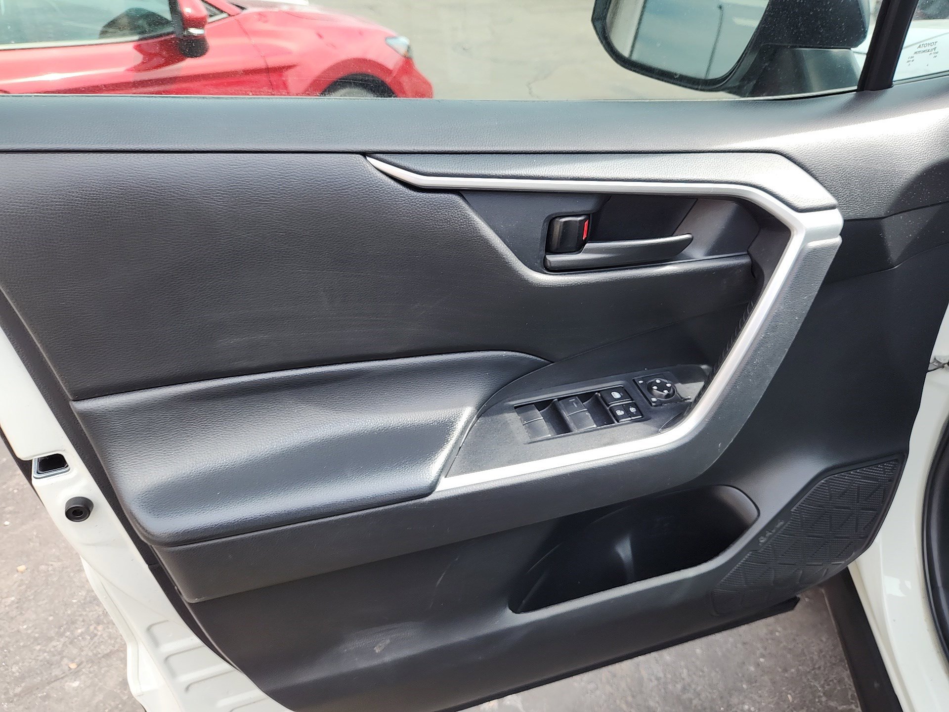 Used 2022 Toyota RAV4 LE image 10