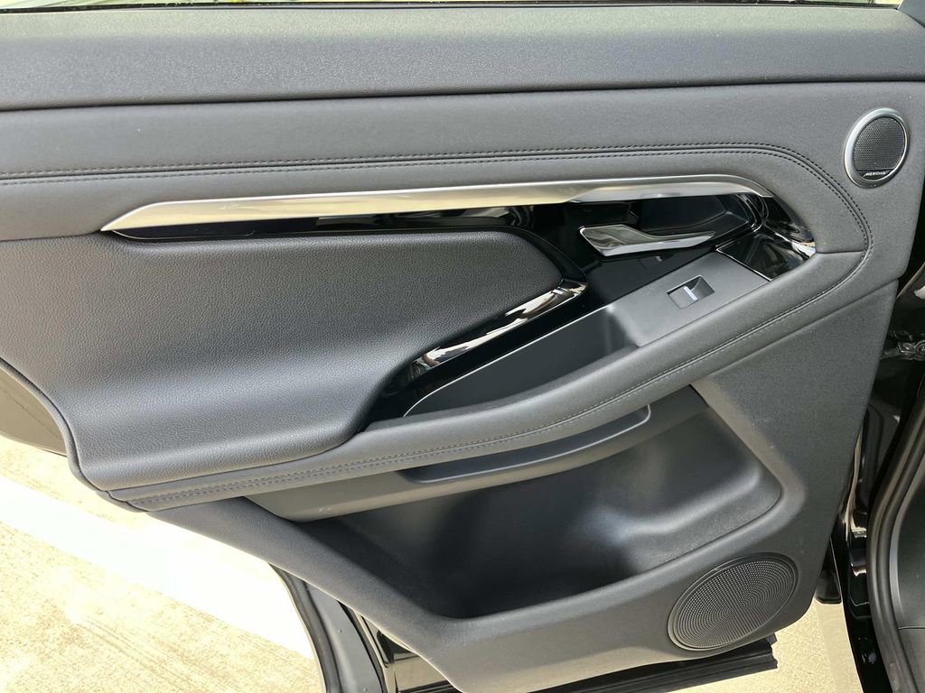 Used 2023 Land Rover Range Rover Evoque R-Dynamic SE image 18