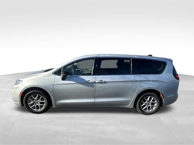 Used 2024 Chrysler Pacifica Touring-L image 4