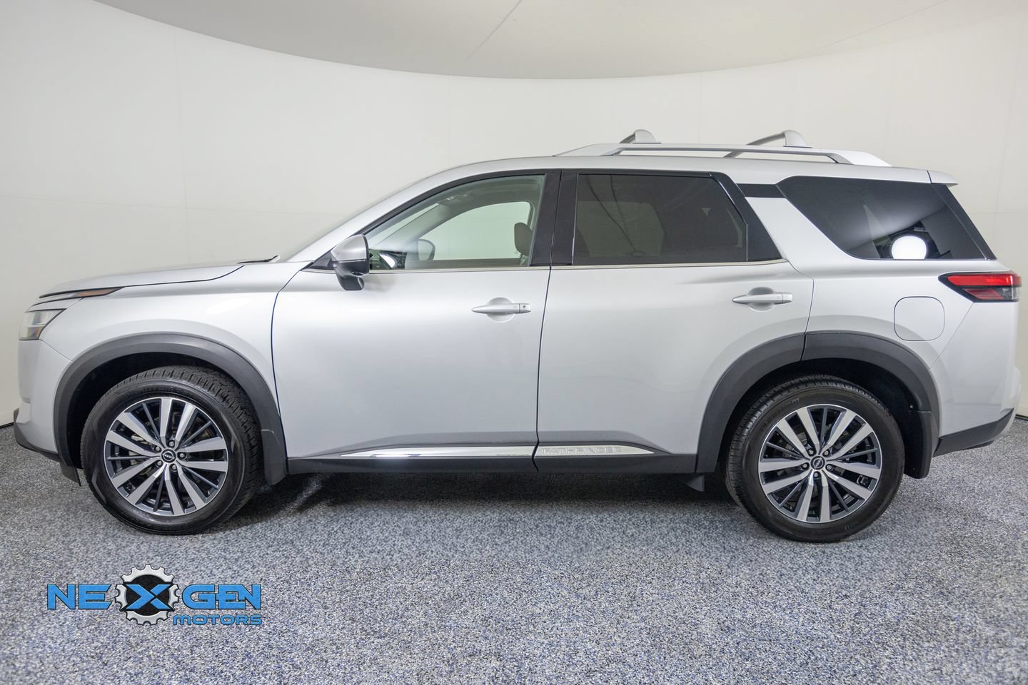 Used 2022 Nissan Pathfinder Platinum AWD/4WD image 4