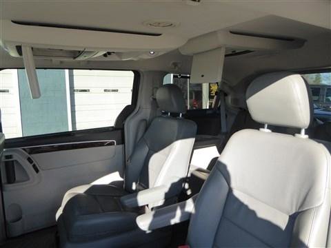 Used 2014 Volkswagen Routan SEL Premium image 16