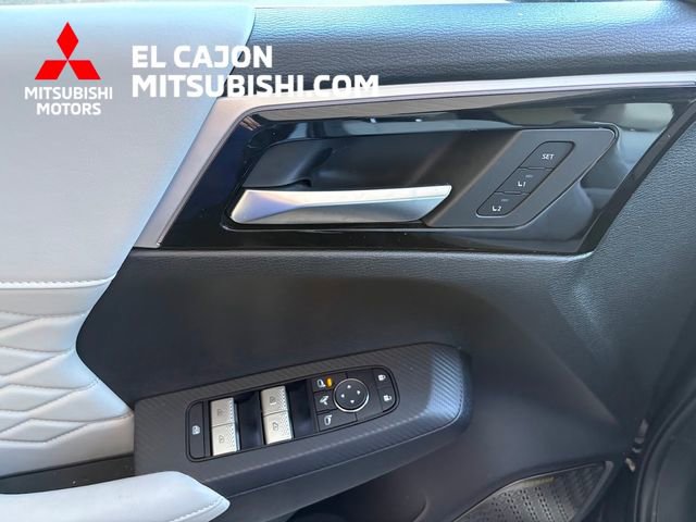 Used 2025 Mitsubishi Outlander AWD image 10