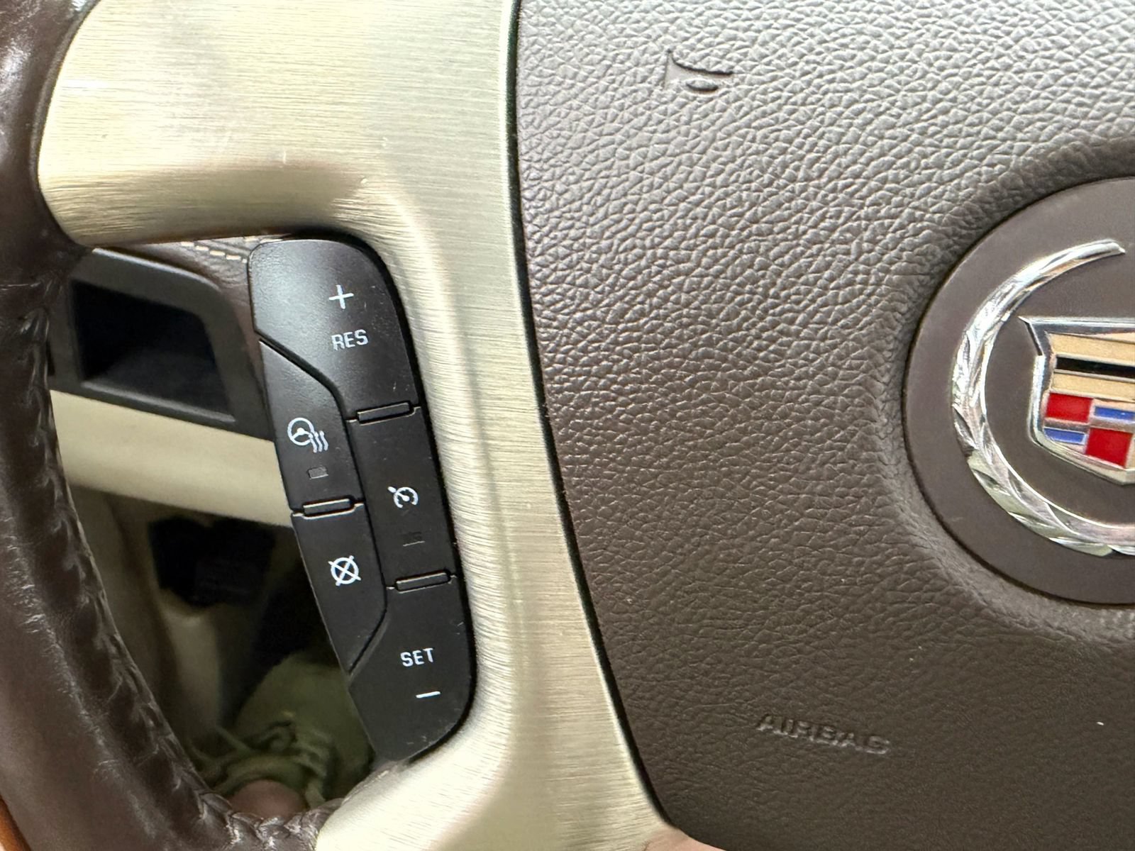 Used 2011 Cadillac Escalade Platinum AWD/4WD image 27