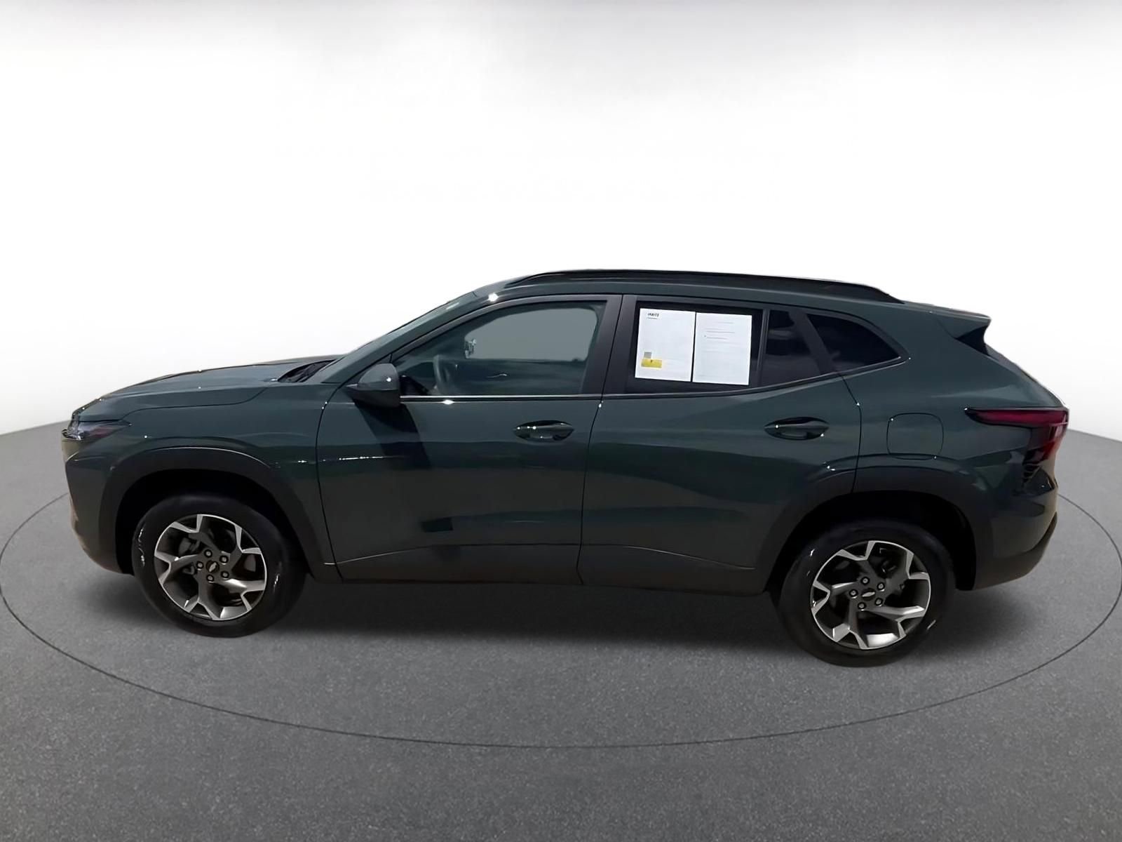 Used 2025 Chevrolet Trax LT FWD image 8