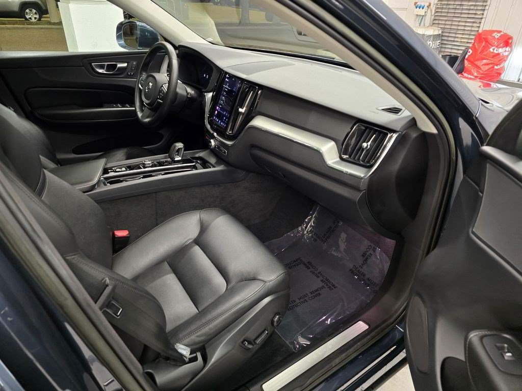 Used 2023 Volvo XC60 B5 Core AWD/4WD image 29