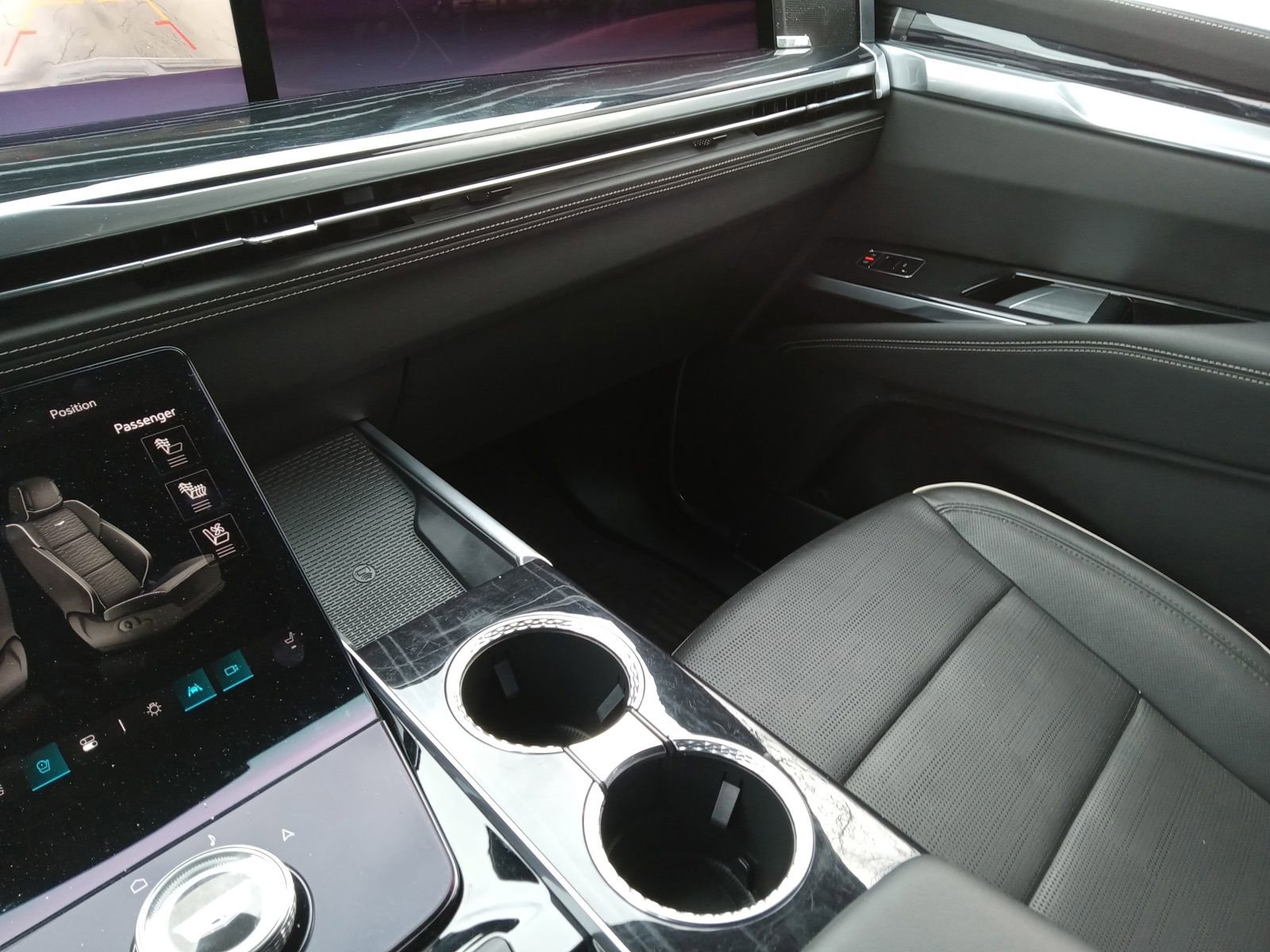 Used 2025 Cadillac Escalade Sport w/ Touring Package image 21